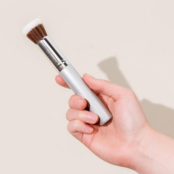 Ulta PÜR  Liquid Foundation Chisel Makeup Brush